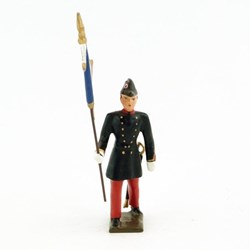 Etudiant en médecine en grande tenue de tradition porte drapeau (carabin)sur socle en bois