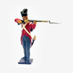 Fantassin du 32nd (cornwall) regiment debout, fusil en joue (1812)