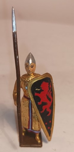 Croisé, cotte dorée, casque pointu avec lance et bouclier bleu ""lion rouge"""