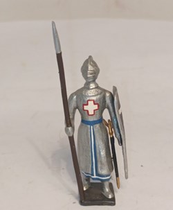 Croisé, cotte argentée, casque fermé, avec lance et bouclier croix