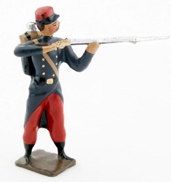 Fantassin de l'infanterie de ligne en capote debout, fusil en joue