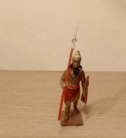 Assyrien avec lance, tunique rouge et or