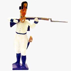 Fantassin de l'infanterie autrichienne debout, fusil en joue