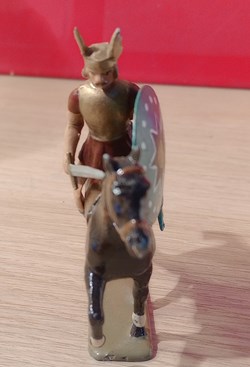 Cavalier Gaulois avec casque ailé avec glaive et bouclier