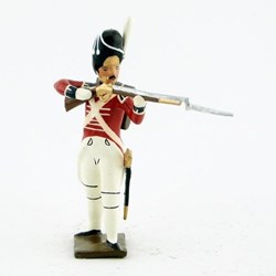 Fantassin du 1er rgt de grenadiers anglais debout, fusil en joue (1813)