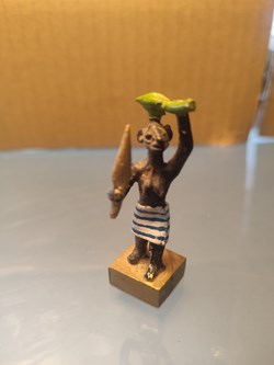 Femme africaine avec lance et manioc