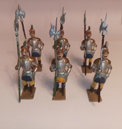 Chevaliers à pied avec hallebarde