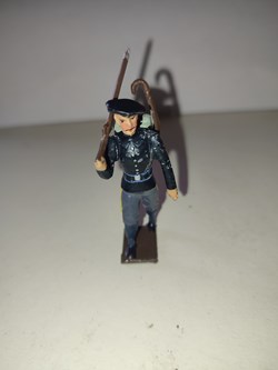 Fantassin des chasseurs alpins, tenue bleue avec fusil à l'épaule et canne en bandoullière