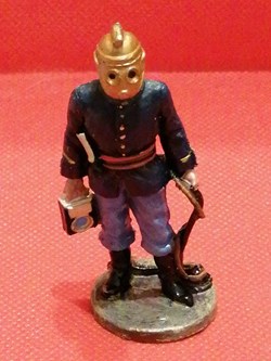 Le sapeur pompier de Paris avec casque respiratoire modèle 1893