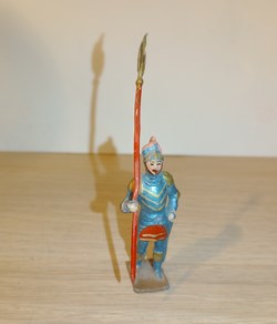 Chevaliers à pied avec hallebarde