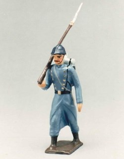 Fantassin, fusil sur l'épaule de l'infanterie de ligne en capote bleu horizon