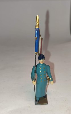 Drapeau de l'infanterie de ligne en capote b.h. à l'assaut