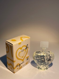 Le b.