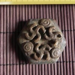poids à or hexagonal au motif de svastica