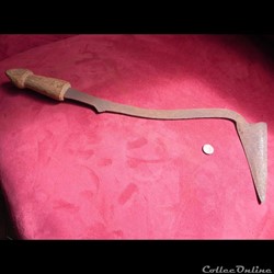 pré-monnaies   de fer  arme de jet "épée faucille"