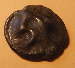 potin Turons à la tête diabolique. monnaie d'inspiration lunaire