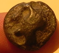 potin Turons à la tête diabolique. monnaie d'inspiration lunaire