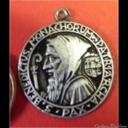 estampage : médaille de St Benoît en tôle