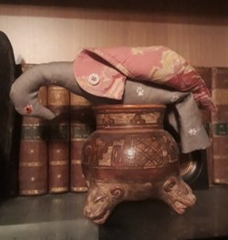 doudou .Sculpture zoomorphe d'oiseau en tissu
