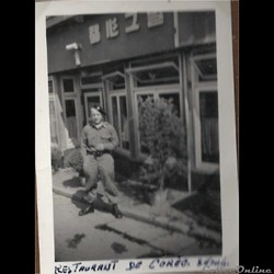 en repos devant le restau guerre de Corée
