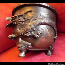 vase cratère  au DRAGON tripode BRONZE
