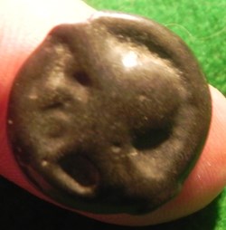 potin Turons à la tête diabolique. Taureau cornupète chargeant à droite monnaie inspiration lunaire