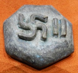 poids à or heptagonal au motif svastika