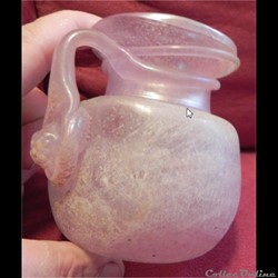 petit vase romain en verre blanc /rose irisé