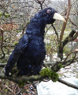 Sculpture zoomorphe d'oiseau en tissu .le corbeau