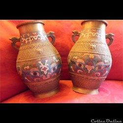 paire de vases de bronze  en émail cloisonné