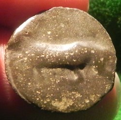 potin Turons à la tête diabolique. Taureau cornupète chargeant à droite monnaie inspiration lunaire