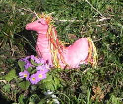Sculpture zoomorphe licorne en tissu d'ameublement