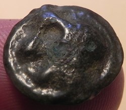 potin Turons à la tête diabolique. monnaie d'inspiration lunaire