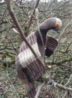 Sculpture zoomorphe d'oiseau en tissu