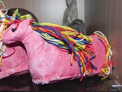 Sculpture zoomorphe bébé licorne en tissu d'ameublement ( licorneau ?)