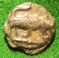 potin Turons à la tête diabolique. Taureau cornupète chargeant à droite monnaie inspiration lunaire