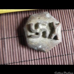 poids à or heptagonal motif svastika