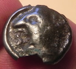 potin Turons à la tête diabolique. monnaie d'inspiration lunaire