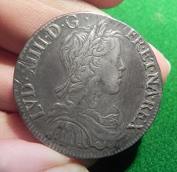 broche demi écu Louis XIV 1651 H La Rochelle.