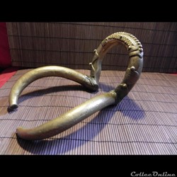 bracelet porté par paire sur le haut du bras. Ikenga "Kenga"