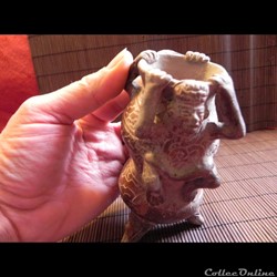 vase  tripode    2 personnages, TERRE CUITE