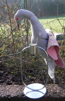 doudou .Sculpture zoomorphe d'oiseau en tissu