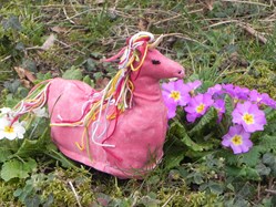 Sculpture zoomorphe licorne en tissu d'ameublement