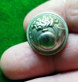 bouton militaire à la grenade et cor de chasse