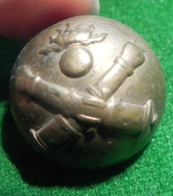 bouton bombé  2 canons croisés et grenade
