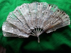 EVENTAIL XIXe Napoléon III  monture en corne les feuilles sont en vessie de porc