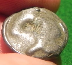potin Turons à la tête diabolique. variante pied arrière en Λ monnaie d'inspiration lunaire