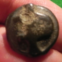 potin Turons à la tête diabolique. variété 2 pattes arrières monnaie d'inspiration lunaire