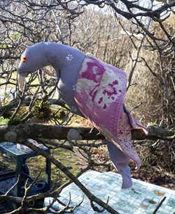 Sculpture zoomorphe d'oiseau en tissu