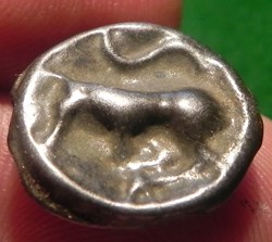 potin Turons à la tête diabolique. monnaie d'inspiration lunaire